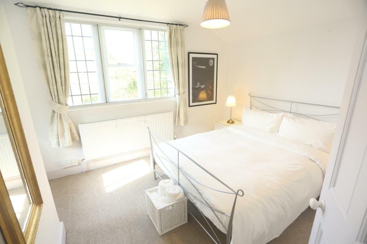 Entire Victorian Lodge In A Privately Gated Estate With Secure Parking For Two Cars And A Newly Refurbished Bathroom מראה חיצוני תמונה