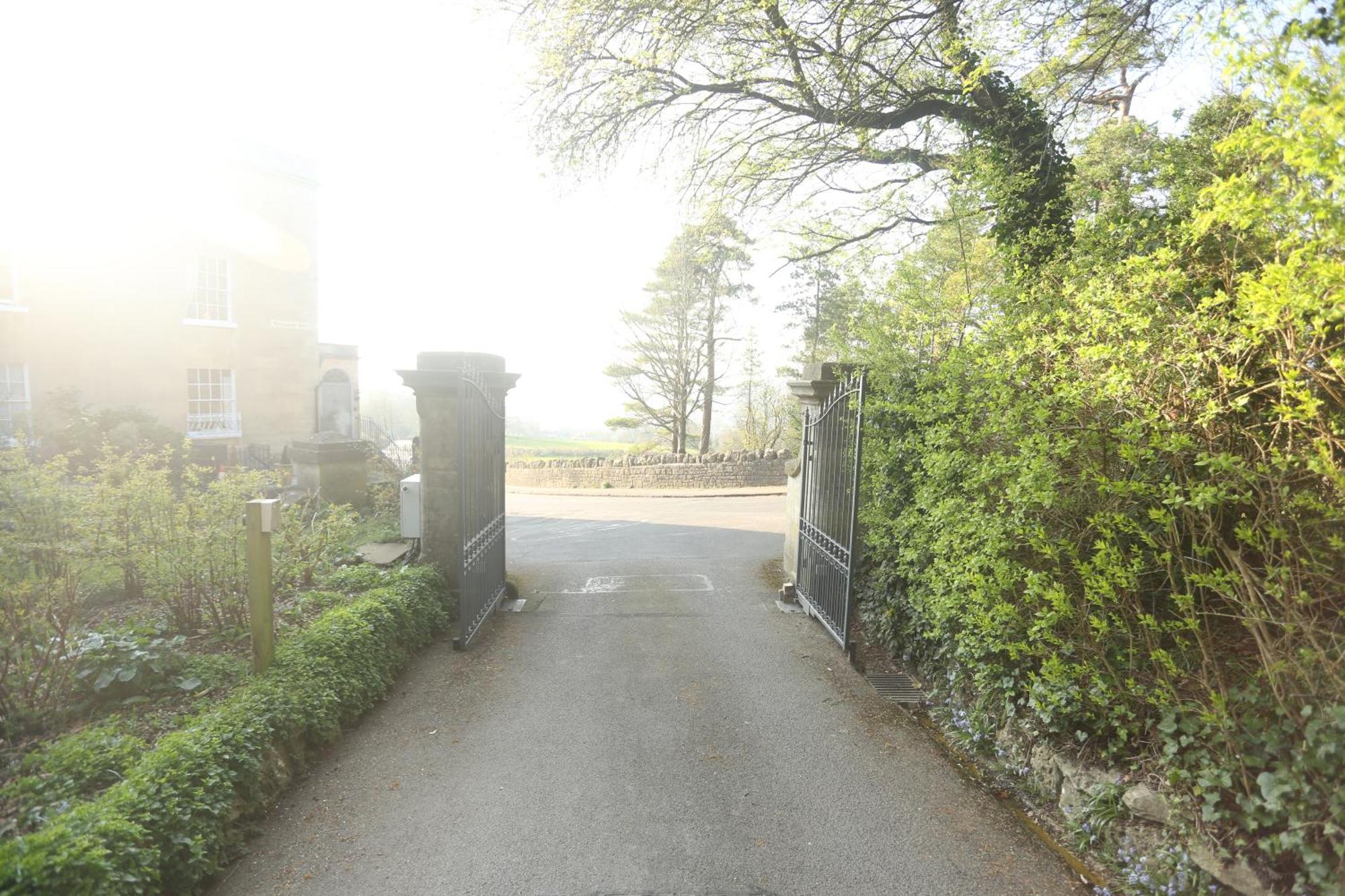 Entire Victorian Lodge In A Privately Gated Estate With Secure Parking For Two Cars And A Newly Refurbished Bathroom מראה חיצוני תמונה